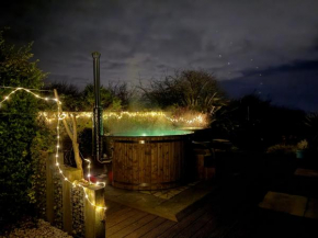 Golf & family chill cottage, hot-tub, beach 10 min